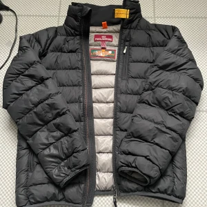 Parajumper jacka lightweight - Säljer min parajumpers jacka som jag har haft i cirka två år. Bara använd på vintern och är i bra skick förutom ett litet hål på baksidan som är sytt igen med en lapp. Storlek ys(152-158) nypris 5000kr.