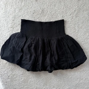 Svart kortkjol från Lindex - Säljer en svart kortkjol från Lindex. Skulle säga att den passar xs. Hör av er vid fler frågor. 