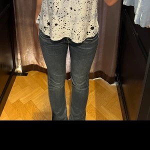 Blå jeansbyxor från LTB Valerie - Säljer ett par klassiska blå jeansbyxor från LTB, modell Valerie. Jeansen har fem fickor, normal passform och raka ben. Perfekta till vardags med en snygg tvätt och diskreta detaljer. Stängs med dragkedja och knapp.