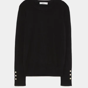 Zara tröja med knappar - Snygg tröja från Zara med guldiga knappar på ärmarna. Jätte mjukt material och skön. Kommer inte till användning. Xs/S