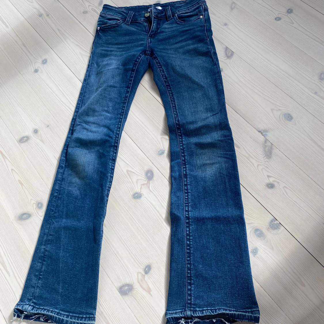 Blå bootcut jeansbyxor