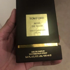 Tom Ford Noir de Noir Eau de Parfum 100 ml - Kom med bud. Använd max 5 sprej. Fick den som present men var ej min stil. 