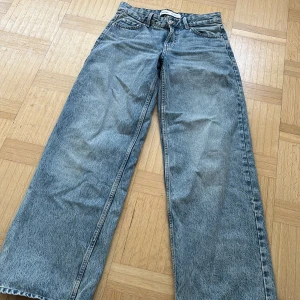 Blå baggy low waisted/mid waisted jeans från bershka - Säljer ett par blå jeans från Bershka. Low waisted/mid waisted baggy jeans. Använt få antal gånger