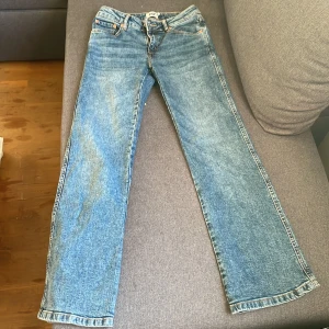 Blåa jeansbyxor - Säljer ett par klassiska blå jeansbyxor i storlek XS med raka ben och normal passform. Jeansen har fem fickor, knapp och dragkedja framtill samt en kortare längd (short). Perfekta för dig som gillar en tidlös denimlook.