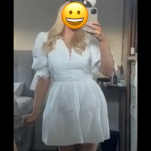 Vit kortklänning med puffärmar - Superfin vit kortklänning med puffärmar och knappar framtill. Klänningen har markerad midja och v-ringning, perfekt för sommarens alla tillfällen. Lätt och luftig modell som ger en romantisk känsla. Jättefin student klänning aldrig andvänd pga hitta en annan. Köpt för 1400kr 