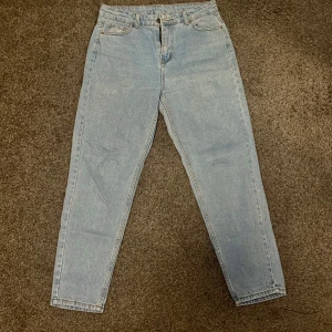 Ljusblå jeansbyxor - Säljer ett par klassiska ljusblå jeansbyxor med normal passform och raka ben. Byxorna har fem fickor och stängs med dragkedja och knapp. Perfekta till vardags och enkla att matcha med olika toppar👖🦋👚💗