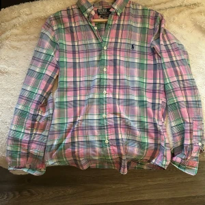 Ralp lauren skjorta - Tja! Säljer en fet och unik skjorta från ralp lauren som är i nästan nyskick och har ett nypris på över 999kr och mitt pris 499 kan gå ner vid snabb affär! Hör av er om ni skulle ha några funderingar!