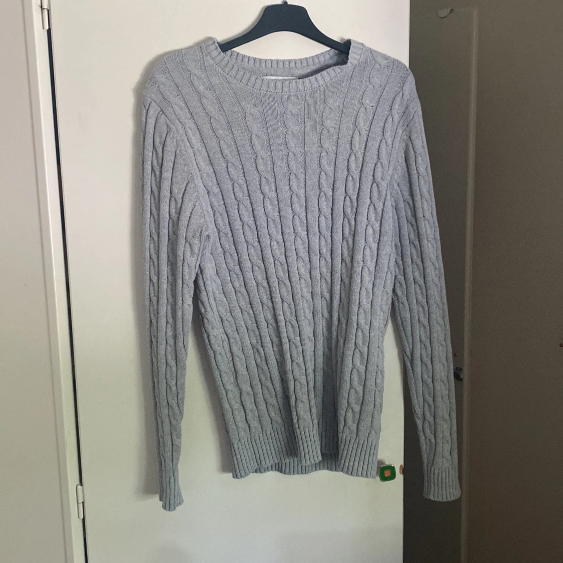 Ljusgrå kabelstickad tröja från S.C.W. - 3