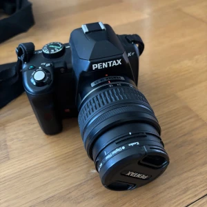 Pentax K-r systemkamera + objektiv - Säljer min systemkamera då den inte används, mycket bra skick. Systemkamera med två olika objektiv  ett "standard" 18-55mm  + ett "zoomobjektiv" 70-300mm.  Även laddare och kameraväska.