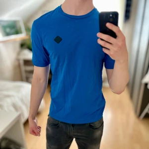 J.lindeberg t-shirt - Mycket fint skick, inga defekter. Storlek M passar M. Nypris ca 800kr. Skriv🤝