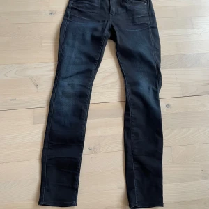 Mörkblå jeans från G-Star RAW - Säljer ett par mörkblå G-Star RAW 3301 Contour High Skinny jeans. De är i ett mycket bra skick. Storlek 28/30
