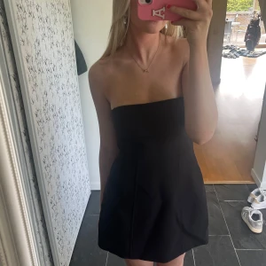 Svart axelbandslös klänning med rosett❤️ - Såå fin klänning med rosett i ryggen. Aldrig använd! Säljer då den inte kommer till användning. Passar till alla tillfällen verkligen🌸❤️🩷