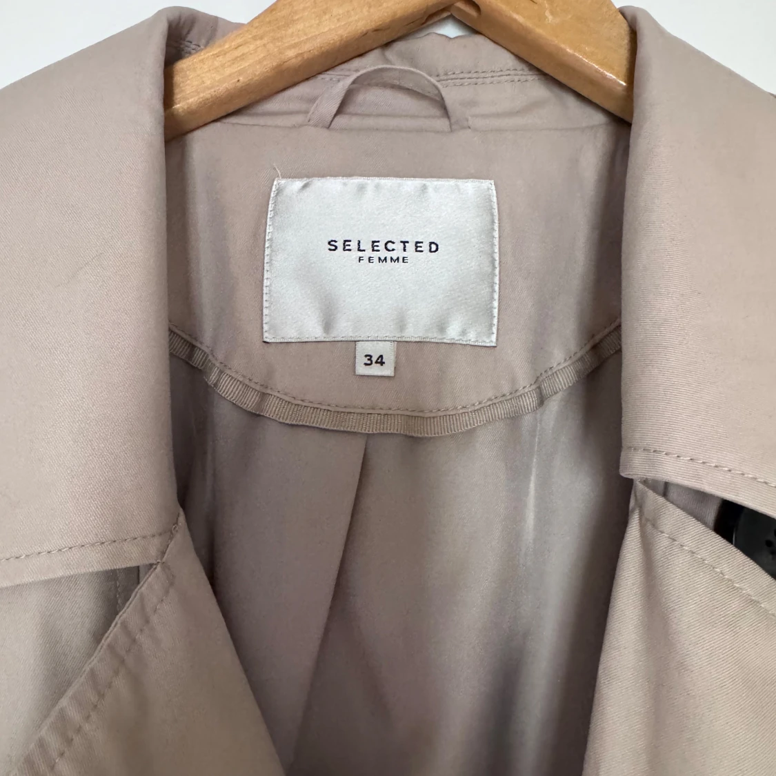 Beige trenchcoat från Selected Femme - 1