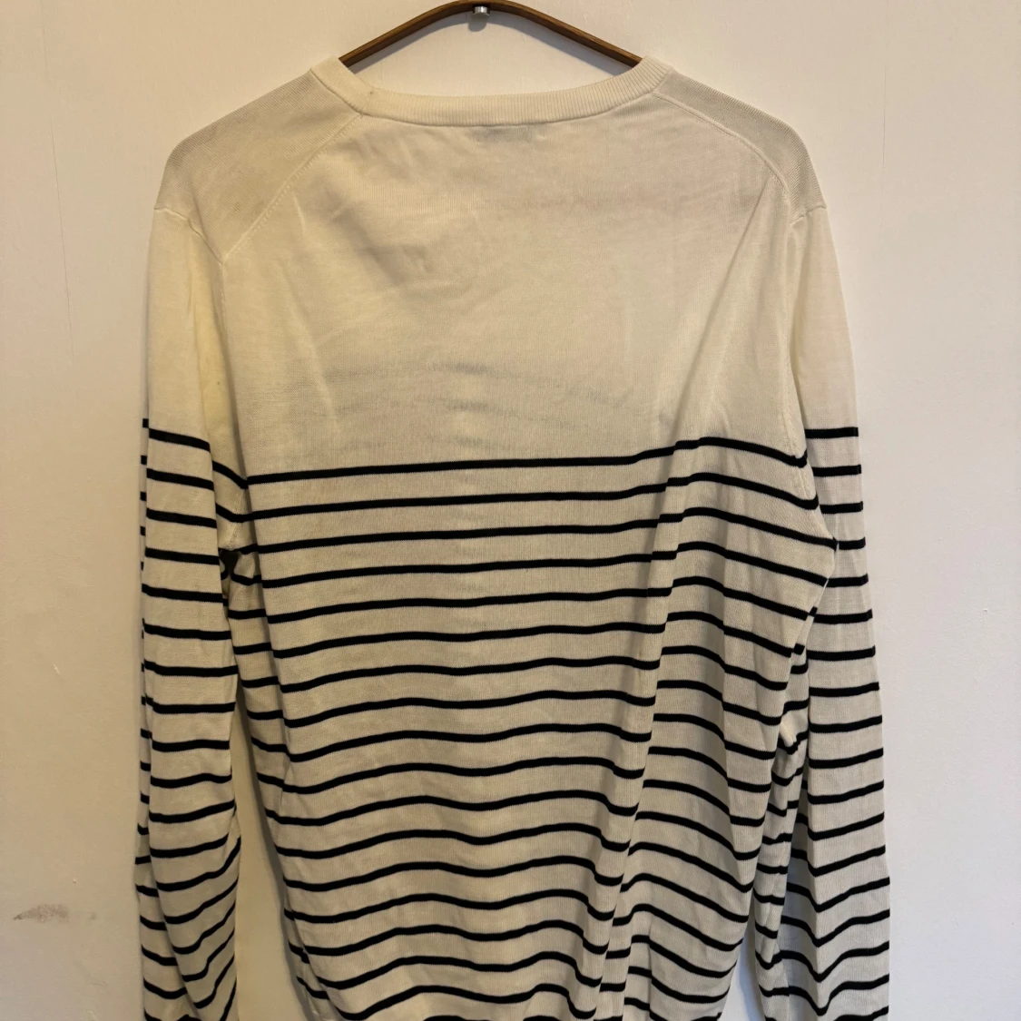 Vit och marinblå randig tröja - 1