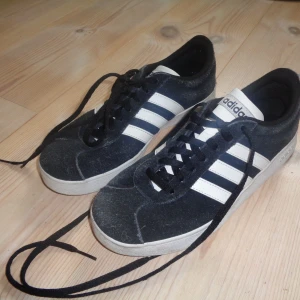 Adidas skor - Svarta adidas skor i storlek 39 1/3