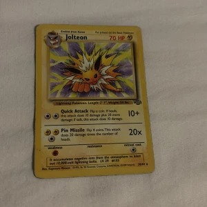 Jolteon - Detta är ett samlarkort från Pokémon-serien med Jolteon, en elektrisk Pokémon. Kortet har en färgstark illustration och detaljer om Jolteons attacker och egenskaper. Perfekt för samlare och fans av Pokémon!