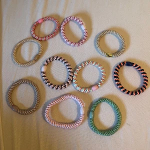 Färgglada hårsnoddar  - Säljer ett set med tio hårsnoddar i olika färger och mönster.  Perfekta för att mixa och matcha till din stil!