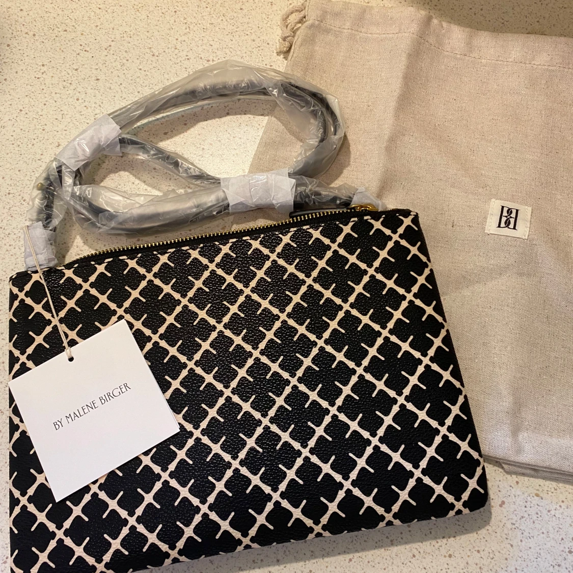 Svart och beige axelväska från By Malene Birger