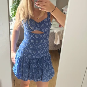 Zara klänning - Säljer denna superfina klänningen från zara, sååå najs nu i sommar🥰🥰🥰🥰