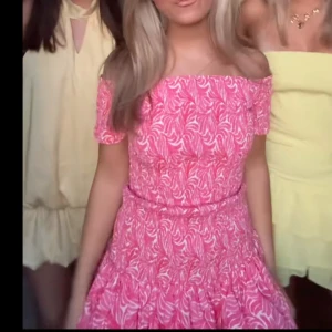 Rosa klänning - Säljer en söt rosa klänning perfekt nu till sommar och skolavslutning🩷Köpt från H&M förra året, endast använd 1 gång så inga defekter 🌸 skriv för frågor eller fler bilder! 