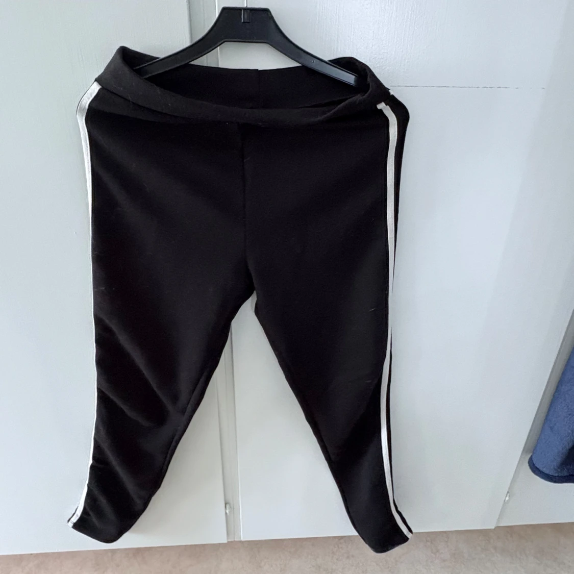 Svarta leggings med vita ränder - 1
