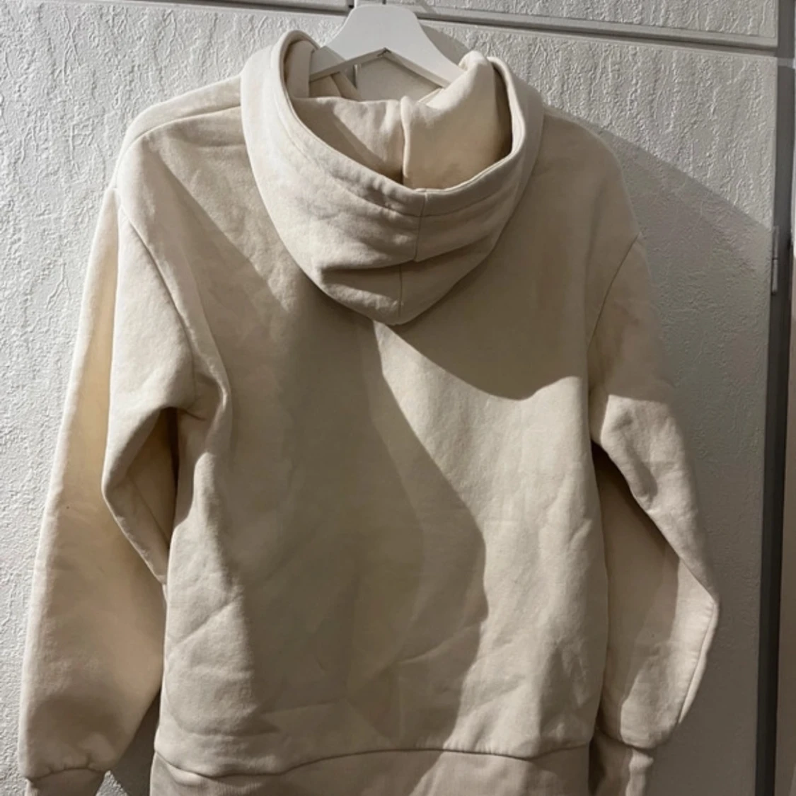 Beige hoodie från Gina Tricot - 1