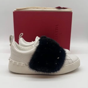 VALENTINO ROCKSTUD MINK - Valentino rockstud mink sneakers - Skick: 9,5/10 - Storlek 36 - Tillbehör: Box, dustbag, kort, extra nitar - Nypris 7700kr - deluxecloset 