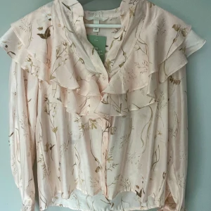Somrig blus 🥰 - Supersnygg somrig blus med volang🥰 Helt ny med lapp🥰