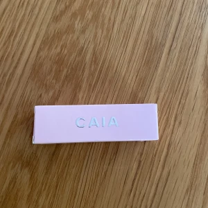  Lip Balm caia - Säljer ett läppbalsam från caia i färgen Cocoa Couture. Den är oanvänd💕💄