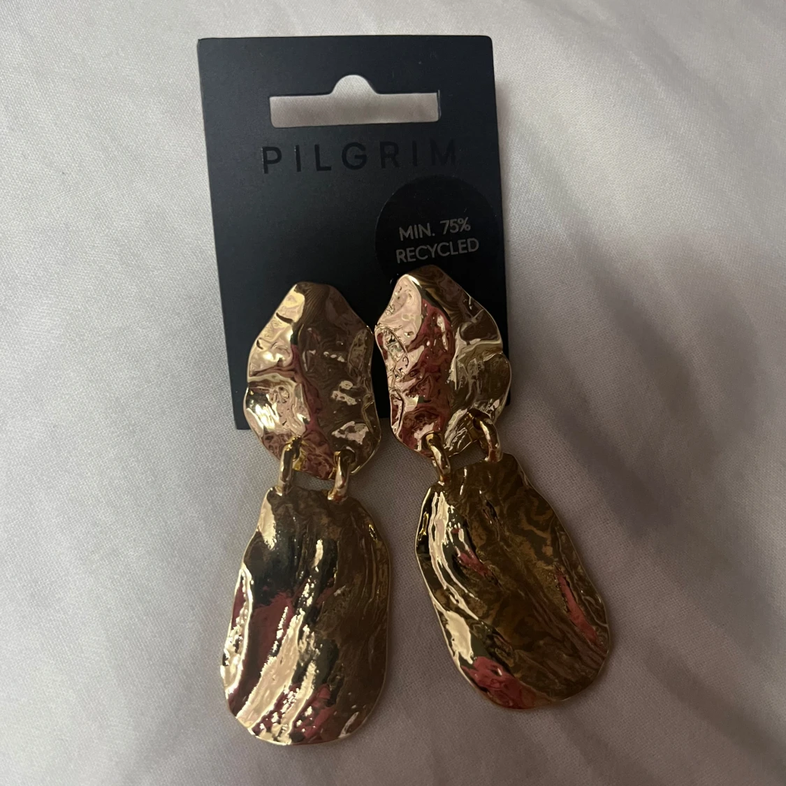 Guldiga statement örhängen från Pilgrim - 1