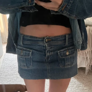 Lågmidjad jeanskjol med fickor  - Jättefin! Bra skick 