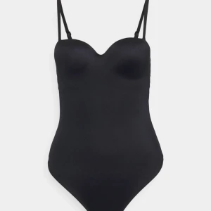 Svart body - 🩷Lånad bild🩷Säljer min svarta body från zalando för att den är liten, mycke bra skick och använd 1gång.