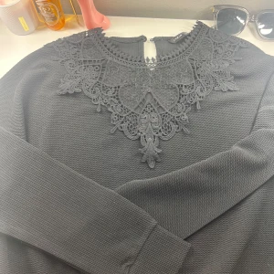 Spets tröja från SHEIN - Tröjan är i bra skick använd typ 1 gång och inga tecken på något dåligt 