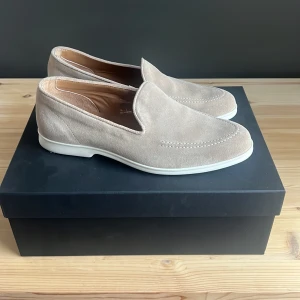 Beige mockaloafers med vit sula - Säljer ett par myrqvist beiga loafers/summerwalks i helt nytt skick endast andvända inomhus, nypris 2400 mitt pris 1899