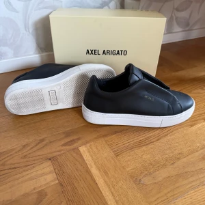 Svarta sneakers från Axel Arigato Clean 360 - Säljer mina svarta Axel Arigato Clean 360 sneakers för att dom va för små för mig. Använda endast två gånger och är därför i nyskick. Storlek 38. Priset kan diskuteras. Nypris 2500