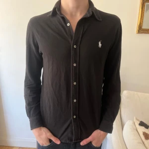 Ralph Lauren skjorta  - Ralph lauren skjorta i färgen svart. Storlek S och i mycket fint skick. Nypris 1599kr kr, köp för endast 399kr. Modellen på bilden är 176cm.