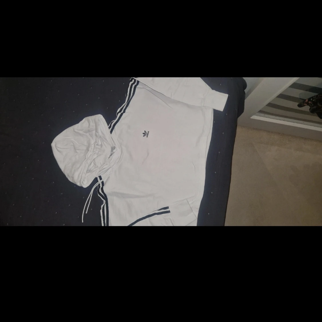 Vit hoodie från Adidas med svarta ränder - 1