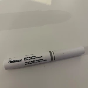 Multi-Peptide Lash and Brow Serum från The Ordinary - Ett vitt serum för fransar och bryn från The Ordinary med smal borste för enkel applicering. Tuben är stilren och enkel, perfekt för att boosta både ögonfransar och ögonbryn med peptider.