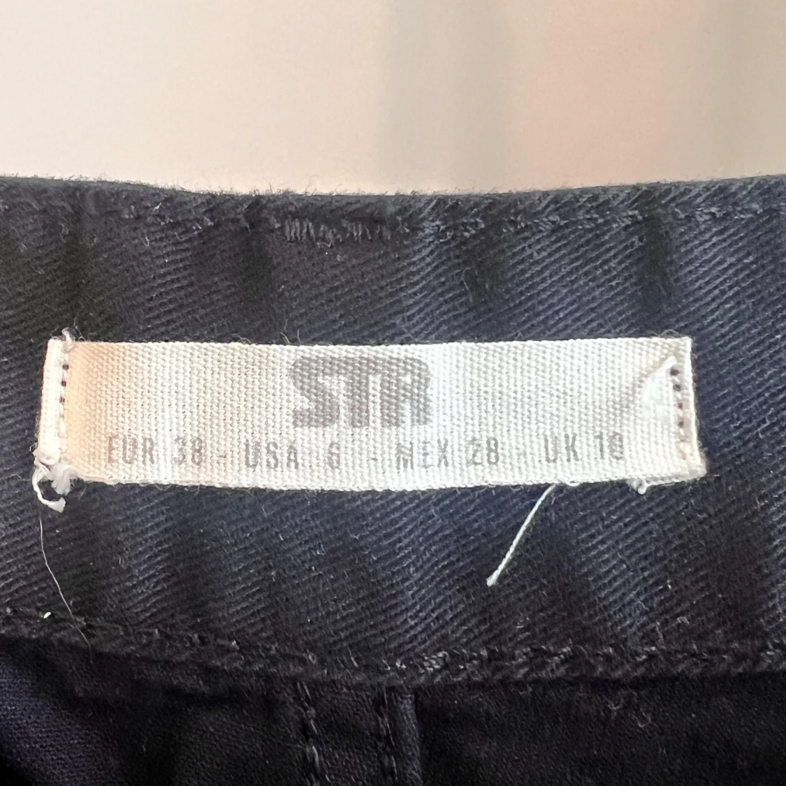 Stradivarius svarta cargo byxor, storlek 38 - 2