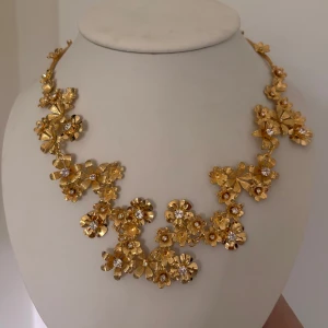 Blommigt guldhalsband från Caroline Svedbom - Säljer ett exklusivt halsband från Caroline Svedbom i guldfärg med detaljerade blommor och gnistrande stenar. Helt oanvänt och säljs då det tyvärr inte kommer till användning. Man kan ändra längden lite grann beroende på preferenser, prefekt för en elegant look! Kontakta mig gärna om du har intresse och/eller frågor😊🩷(Nypris 2 495kr) ‼️Pris kan inte diskuteras‼️