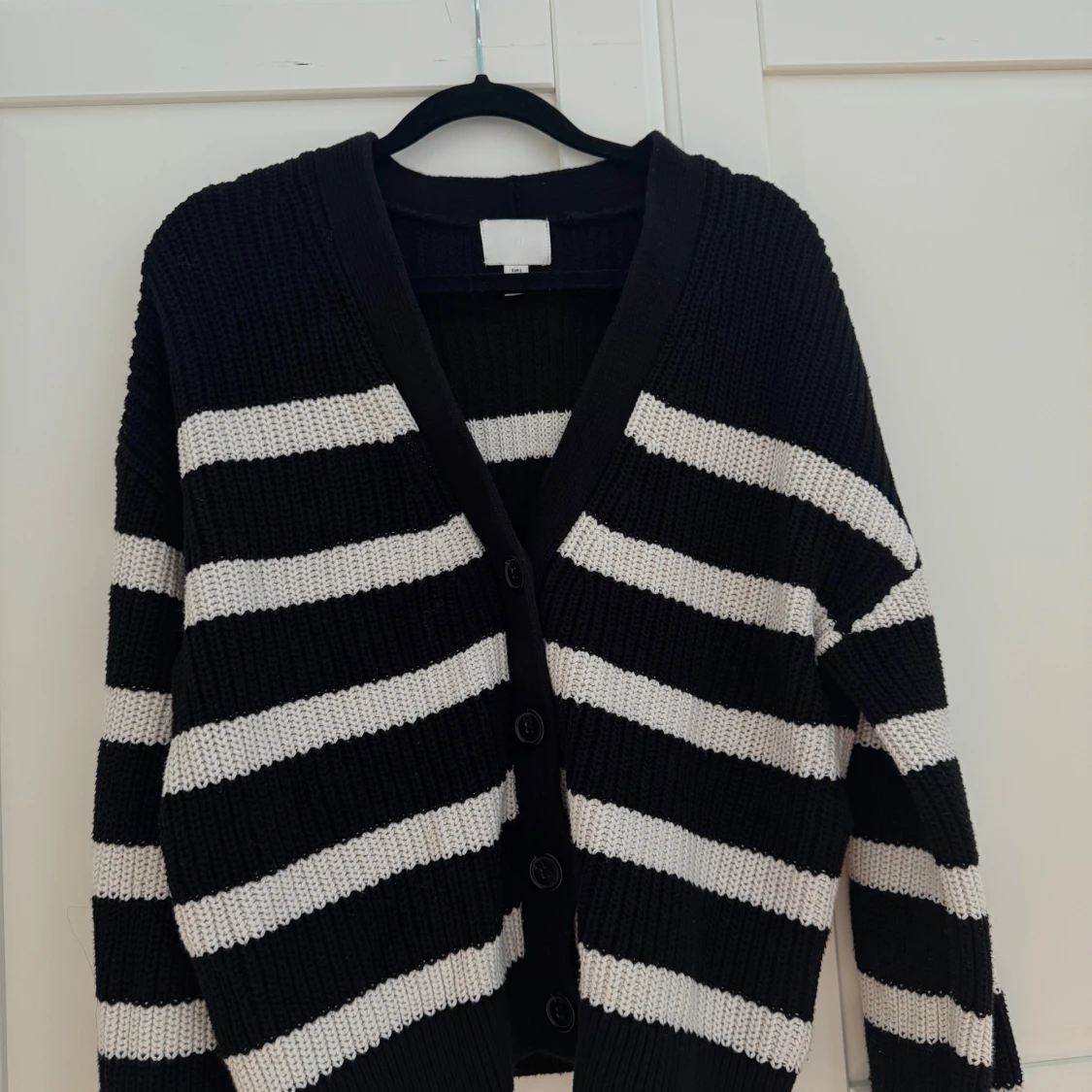 Svartvit randig kofta