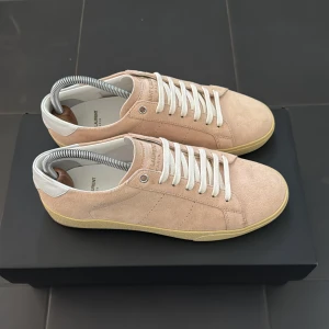 Saint Laurent Skor | 41 - Saint Laurent Sneakers | Storlek 40 men passar 40-41 | Nyskick! | Original box, dustbag samt tag ingår! | INGA BYTEN | Fraktar spårbart eller möts upp i Täby 