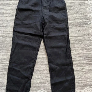 Linnebyxor H&M - Regular fit , inga skador osv. Är 178 och de passar perfekt 
