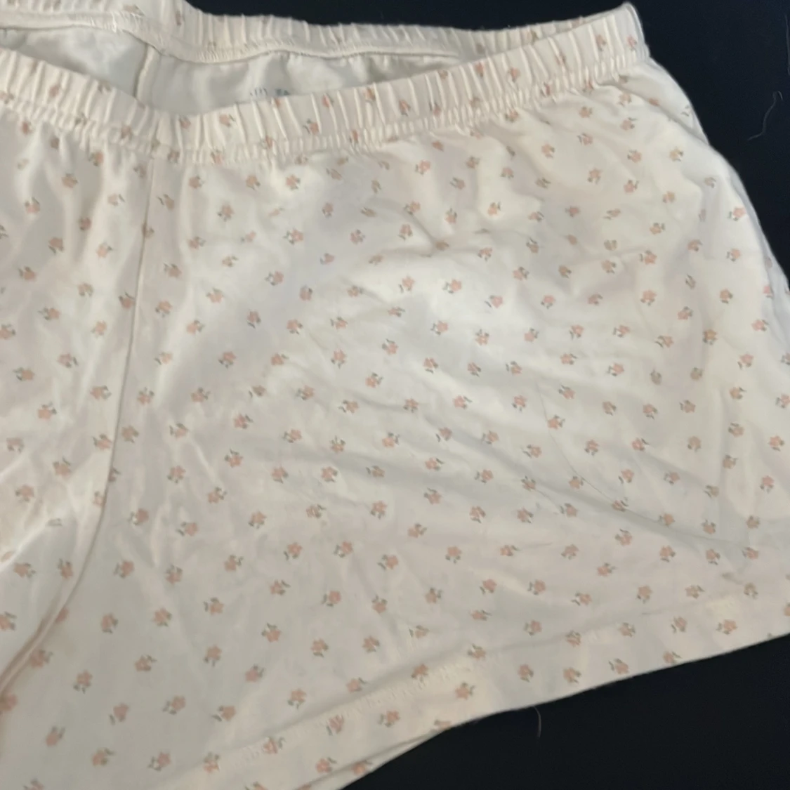 Vita blommiga shorts från Brandy Melville