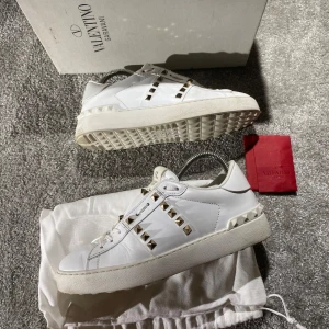 Valentino skor - Hej! Säljer nu mina skor från märket Valentino, storlek 37.5 bra skick, givetvis äkta. Tveka inte på att höra av dig om du har frågor eller funderingar kring skorna! 