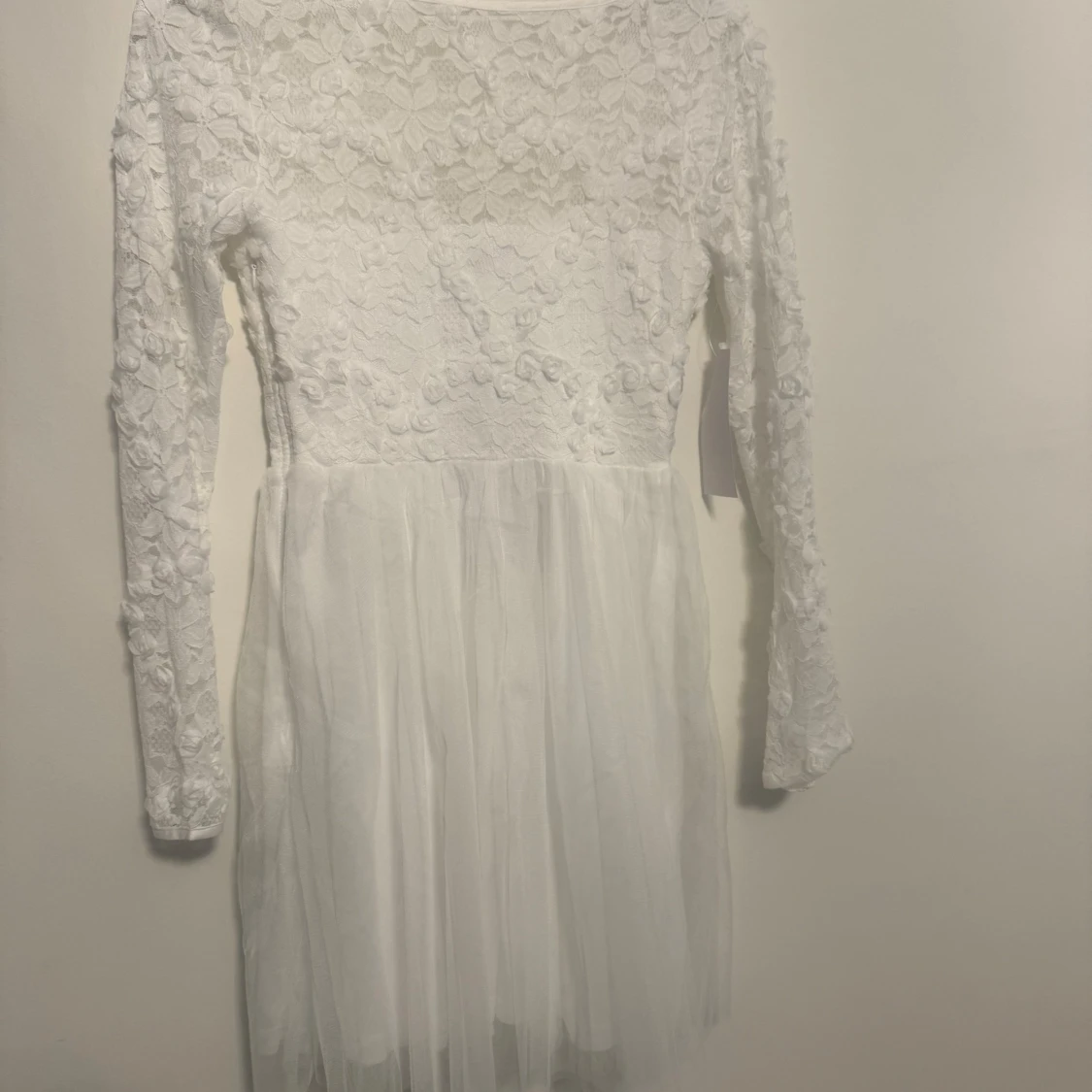 Studentklänning - Vit spetsklänning med v-ringning och lång ärm - 2