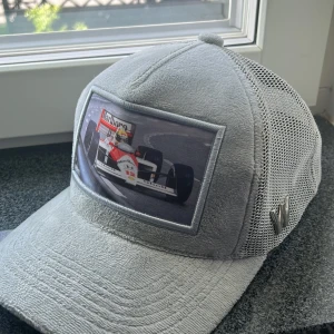 F1 keps, Ted Wonti  - En fet limiterad velvet keps med tryck av en F1 bil. Märket är Ted wonti och påse ingår. För mer frågor tveka inte av att höra av dig!