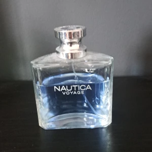 Nautica Voyage herrparfym 100 ml - Fräsch och maskulin parfym från Nautica, Voyage. Flaskan är genomskinlig med silverfärgad kork och innehåller ljusblå vätska. Kommer i originalförpackning i blått och silver. Perfekt för dig som gillar marina och friska dofter.