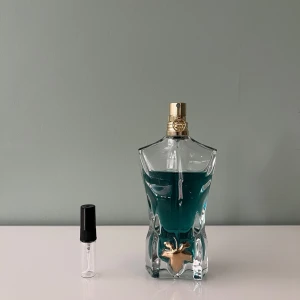 3 ml sample/doftprov av Jean Paul Gaultier Le Beau edt - Ett sample på 3 ml av Jean Paul Gaultier Le Beau edt. Det är en fräsch sommarparfym med doft av b.l.a kokos. Det är en populär sommarparfym som är lätt att gilla. Våra samples är helt nya och är gjorda av glas. Det är fritt fram att skriva till oss om ni har frågor.