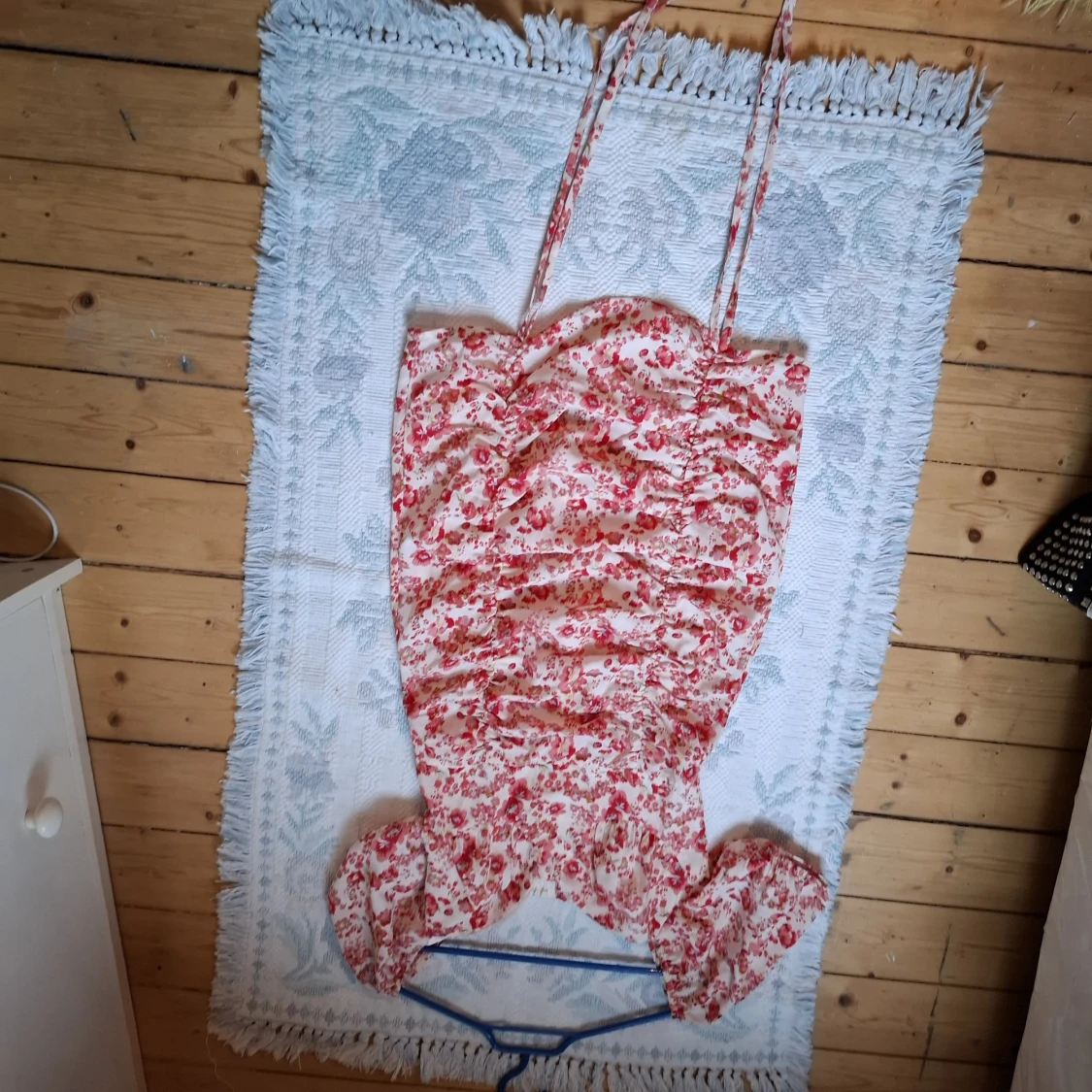 Blommig kortklänning med puffärm - 1